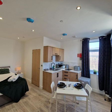 Flat 2, Modern Studio Apartment, Tynte Hotel, Mountain Ash Quakers Yard Exterior foto