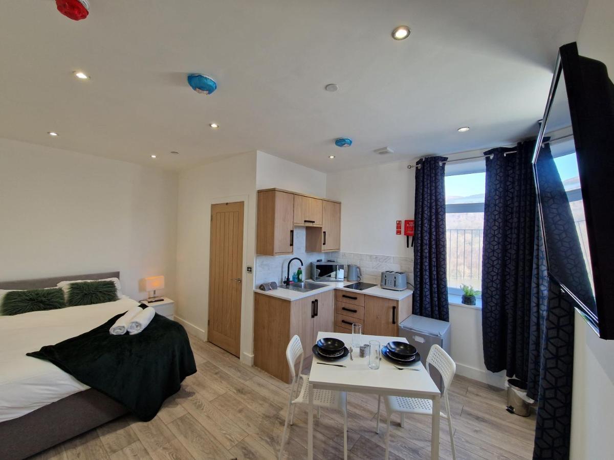 Flat 2, Modern Studio Apartment, Tynte Hotel, Mountain Ash Quakers Yard Exterior foto